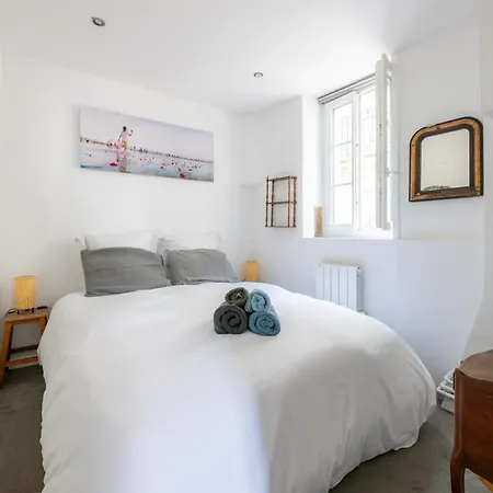 Rooftop Views Cosy Separate Living Parigi