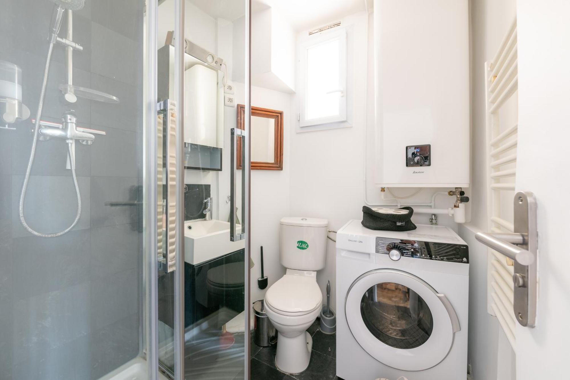 Cozy 1 Bedroom In & Rooftop Views Parigi
