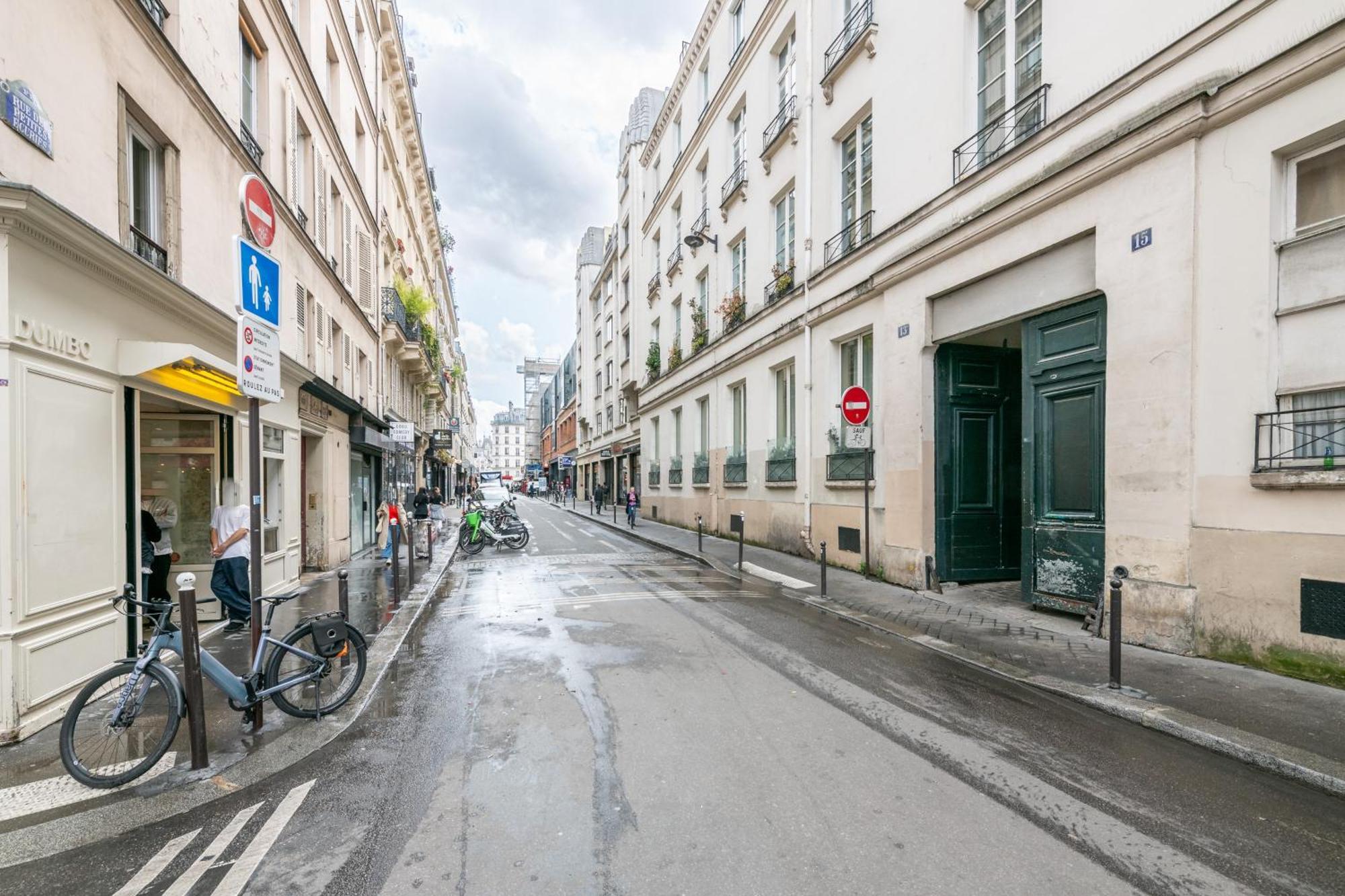 Cozy 1 Bedroom In & Rooftop Views Parigi